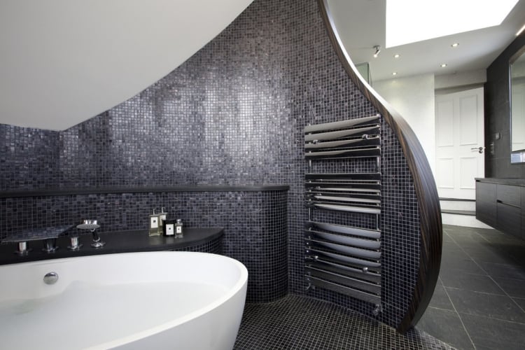 salle-bain-mosaique-moderne-mur-noir-sol-gris