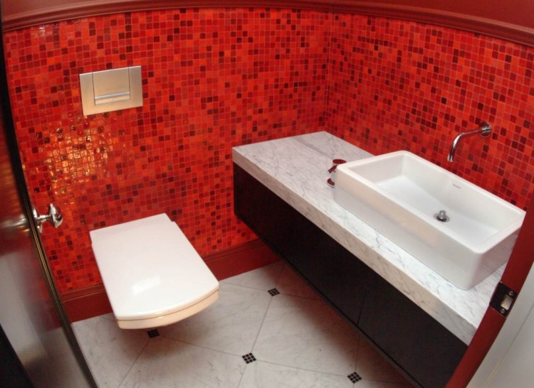 salle-bain-mosaique-mur-rouge-vif-meuble