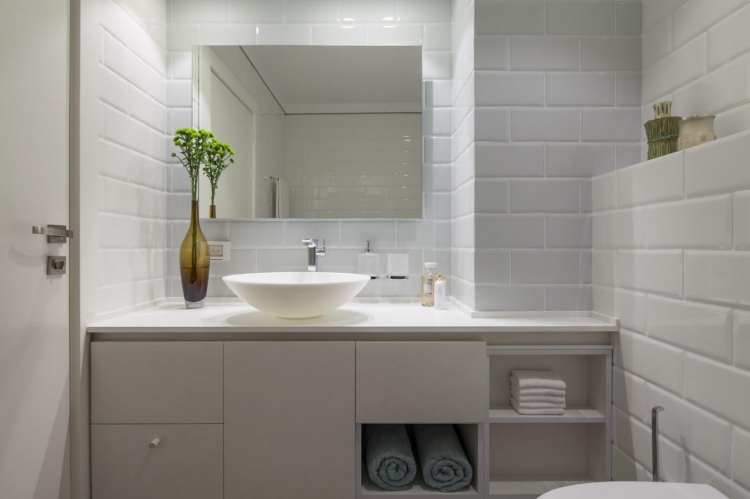 salle-bains-carrelage-metro-blanc-meuble-sous-vasque-rangement