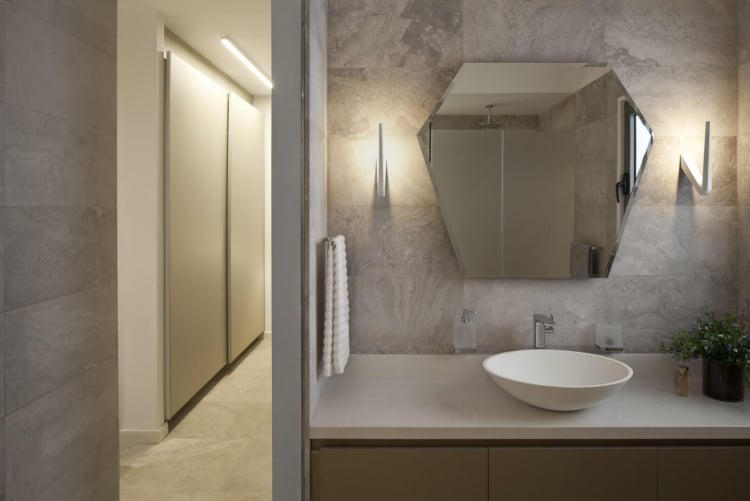 salle-bains-carrelage-pierre-naturelle-vasque-ronde-miroir-geometrique