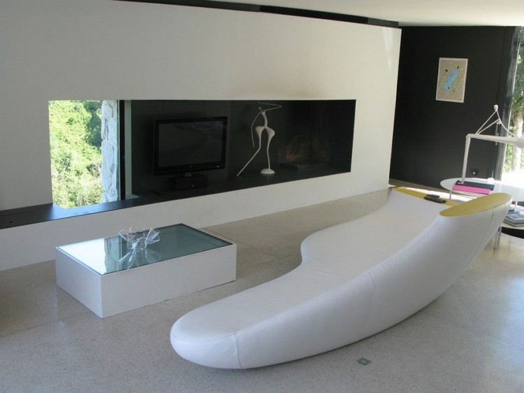 salon-blanc-minimaliste-canape-blanc-design-futuriste-casa-farfalla
