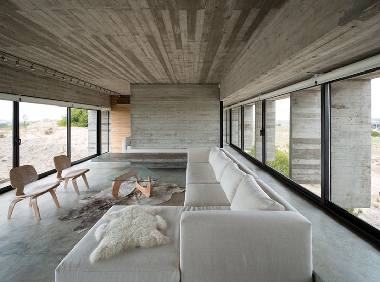 sol-béton-ciré-table-basse-design-canapé-plafond-bois