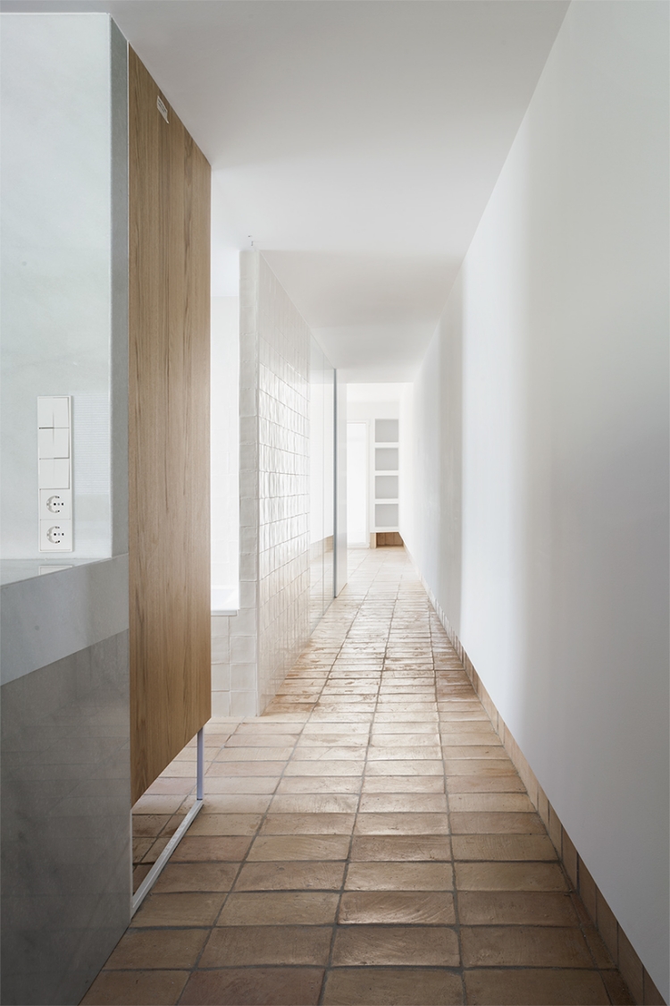 sol en pierre naturelle beige style méditerranéen-murs-blancs-couloir