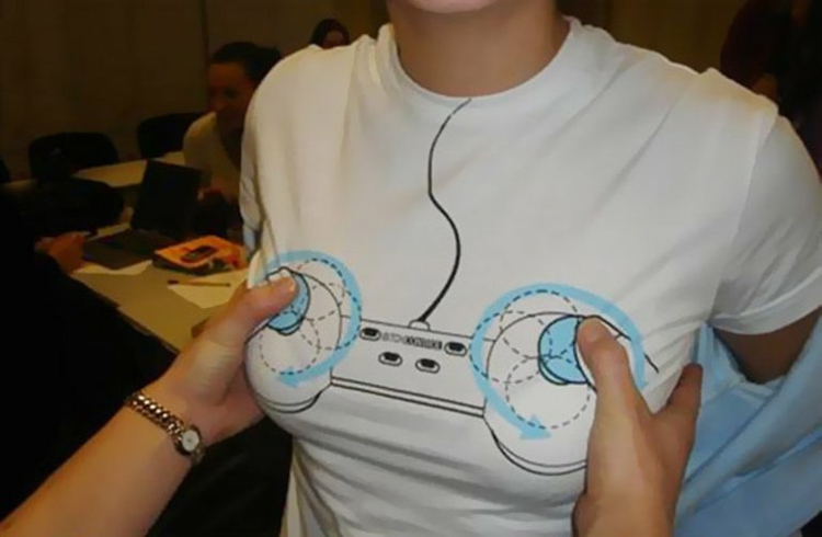 t-shirt-originaux-fans-jeux-vidéo-joystick-poitrine