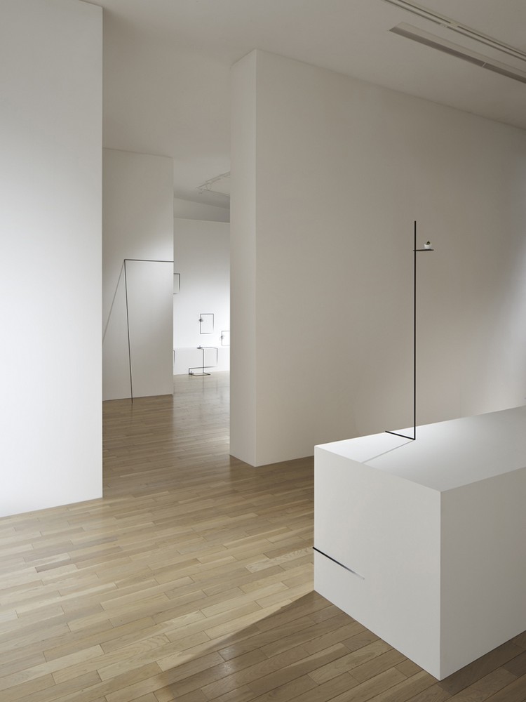 table-appoint-design-minimaliste-parquet-massif-mobilier-blanc