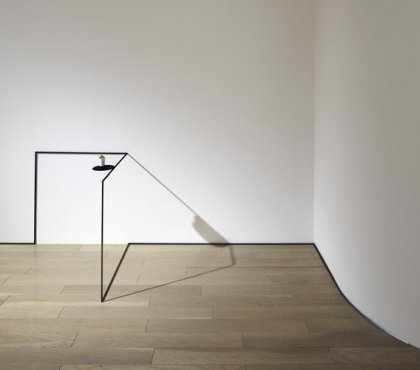 table d'appoint design métal-noir-painture-blanc-parquet