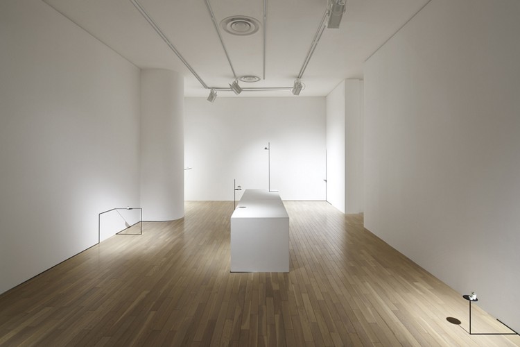 table d'appoint design style-japonais-métal-minimaliste-murs-blancs
