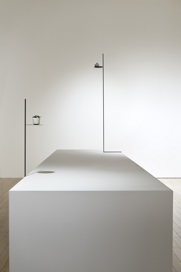 table-appoint-design-vase-meuble-accroché