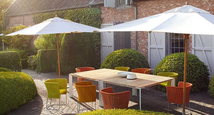table d’extérieur –design-bois-clair-pieds-blancs-jardin-SUNSET-Paola Lenti