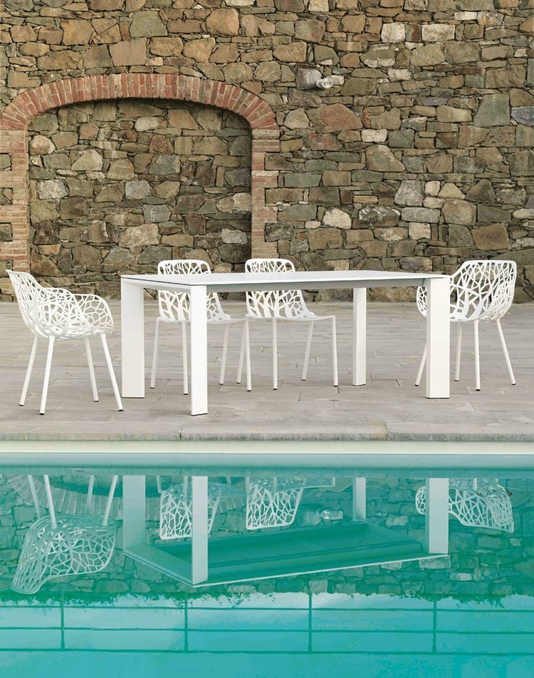table d’extérieur –design-rectangulaire-blanche-chaises-blanches-GRANDE ARCHE-FAST