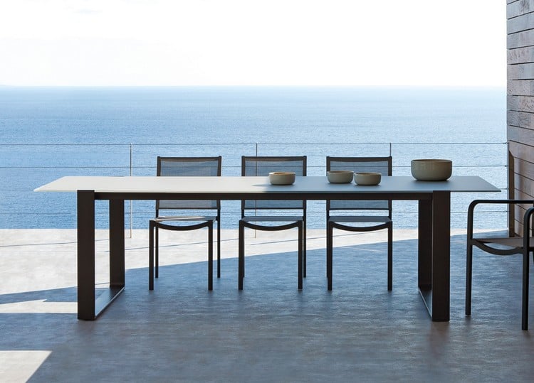 table d’extérieur –design-rectangulaire-plateau-blanc-pietement-noir-PRATO-MANUTTI