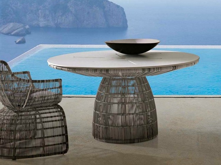 table d’extérieur –design-ronde-pied-central-fibres-tresses-polyethylene-CRINOLINE Table-B&B ItaliaOutdoor
