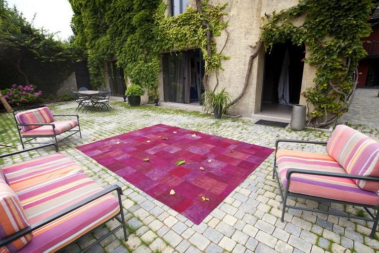 20 idées de tapis d'extérieur – réussir la déco du coin repas Salon de jardin marocain en fer forgé