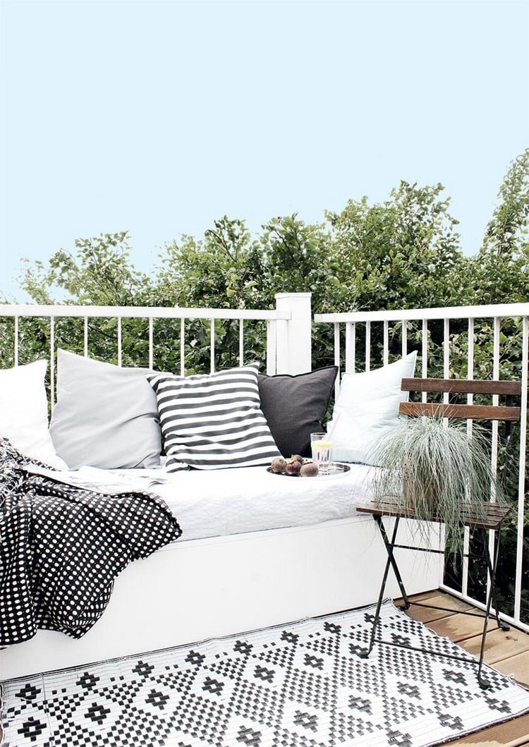 tapis d’extérieur -blanc-motif-noir-canape-blanc-coussins-balcon