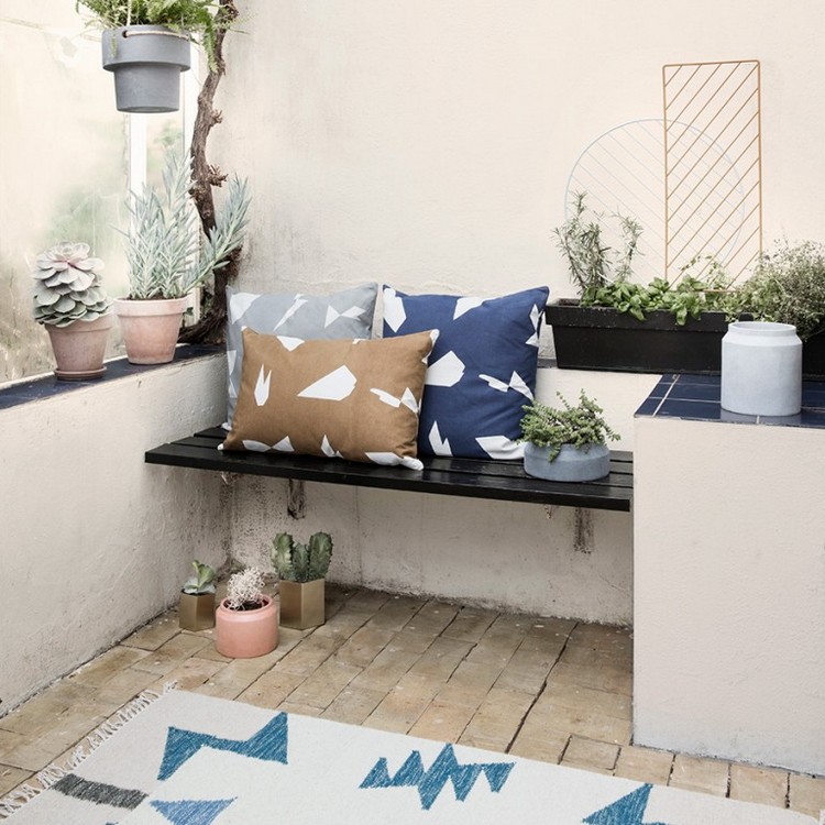 tapis d’extérieur -blanc-motifs-bleus-banquette-bois-coussins-exterieur