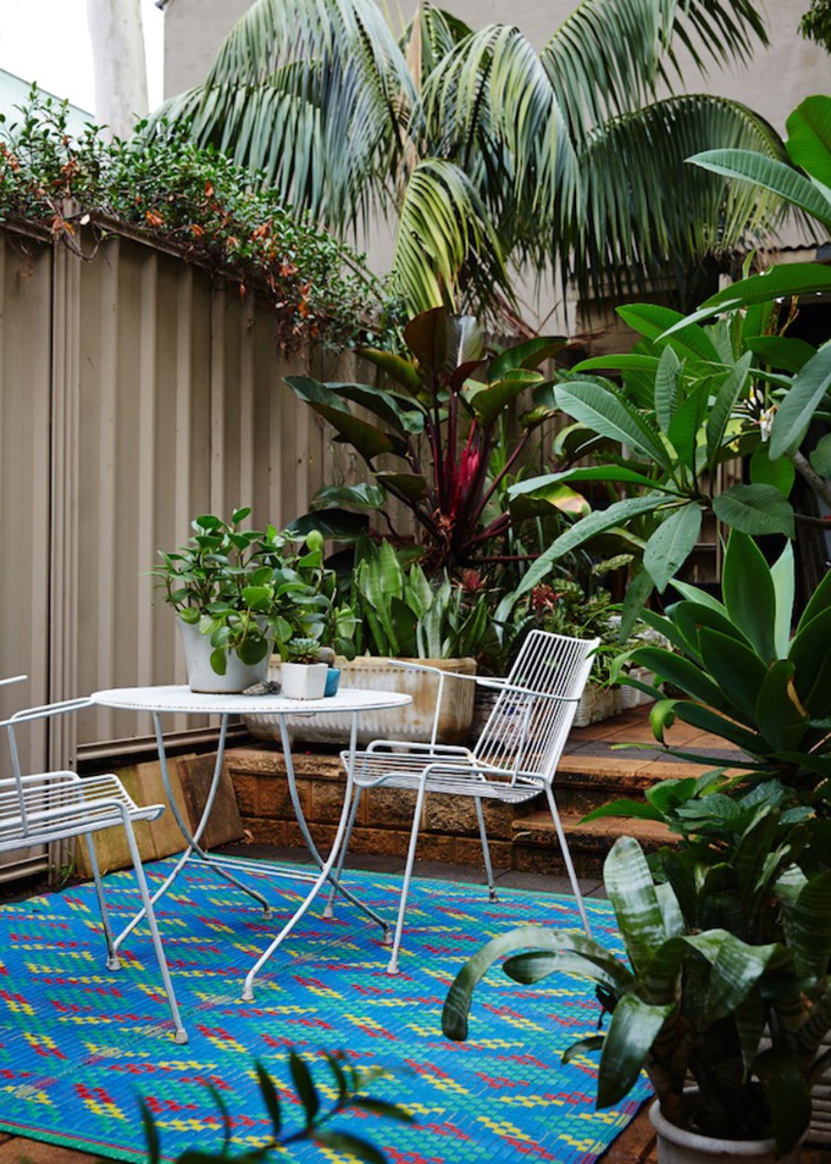 tapis d’extérieur -bleu-motifs-colores-table-chaises-metal-blanc