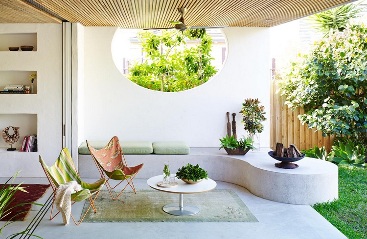 tapis d’extérieur -nuances-vert-banc-beton-chaises-papillon