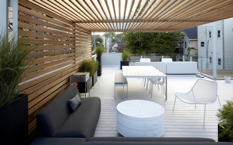 terrasse-moderne blanche pergola bois lamelles mobilier design