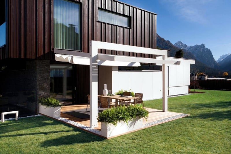 terrasse-moderne bois clair pergola auvent rétractable jardinières
