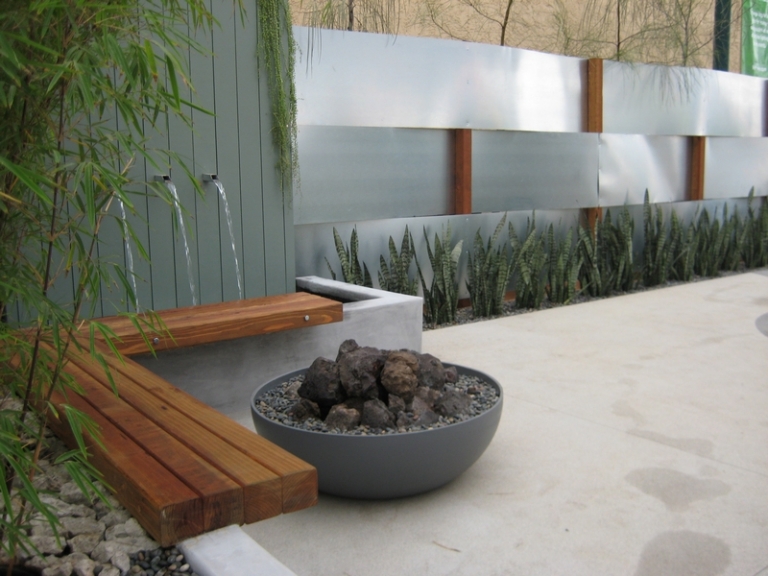 terrasse-moderne pierre blanche cascades eau banc angle bois