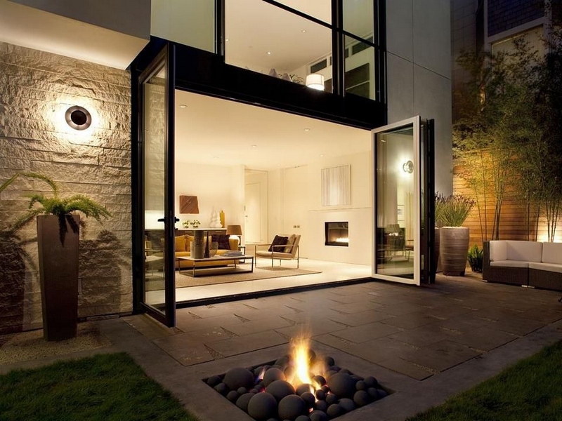 terrasse-moderne pierre naturelle grise foyer extérieur gaz porte salon
