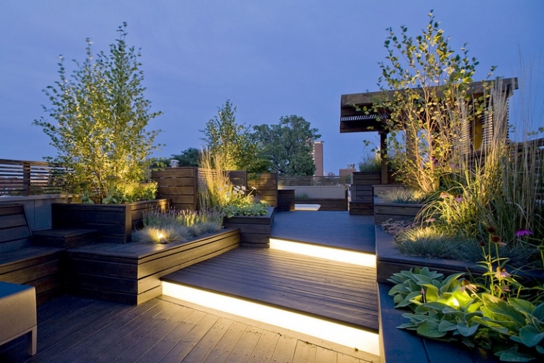 terrasse moderne toit bois composite éclairage marches lumineuses