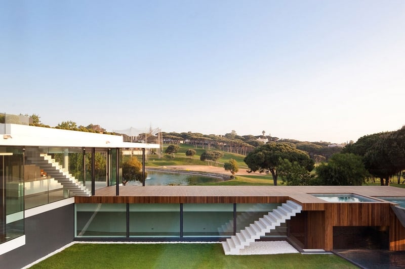 terrasse-moderne élevée bois exotique piscine encastrée Portugal