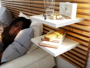 tête lit Ikea Mandal bois clair étagères rangement blanches réglables