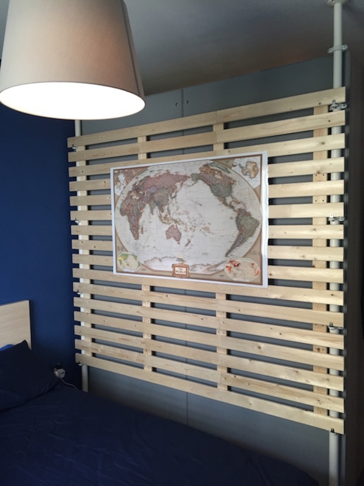tête lit Ikea Mandal réutilisée panneau mural bois clair