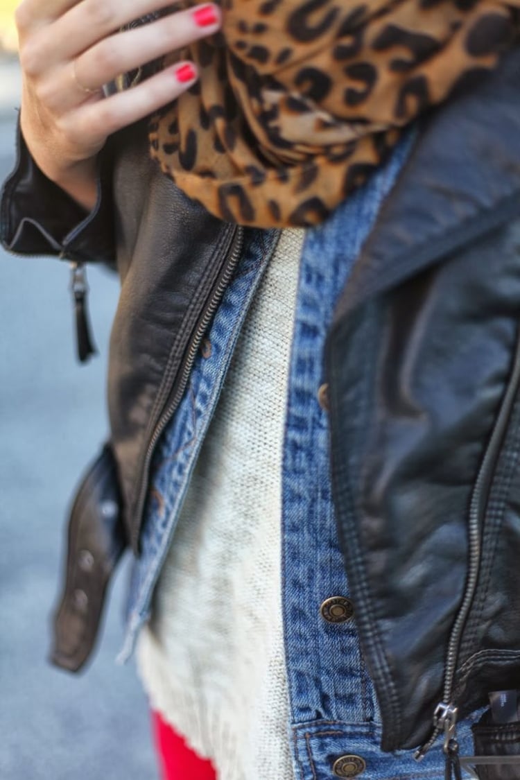 veste en jean femme veste-cuir-écharpe-léopard-pull