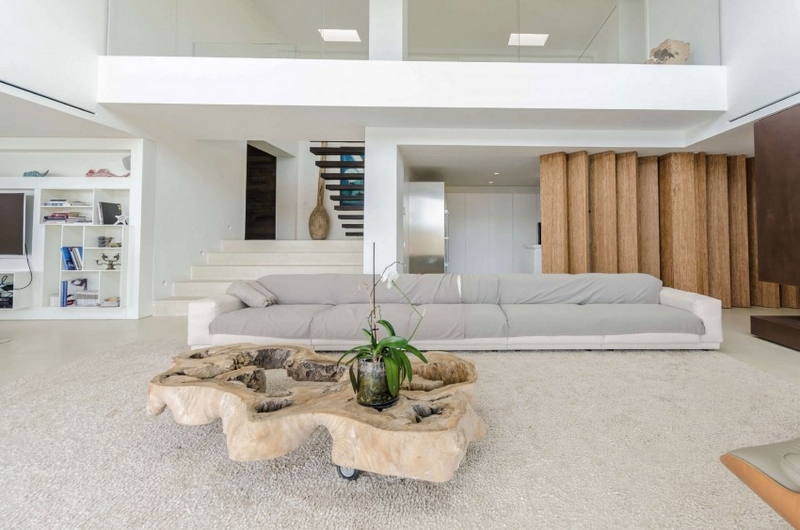 villa architecte blanc table basse roulettes bois fossilisé