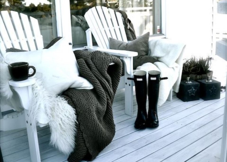 aménager-balcon-hiver-chaises-bois-blanc-plantes-coussins