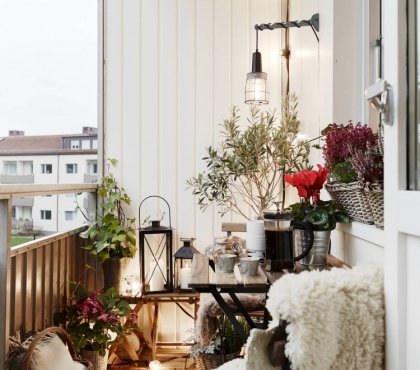 aménager son balcon hiver-table-pliante-corbeille-fleurs