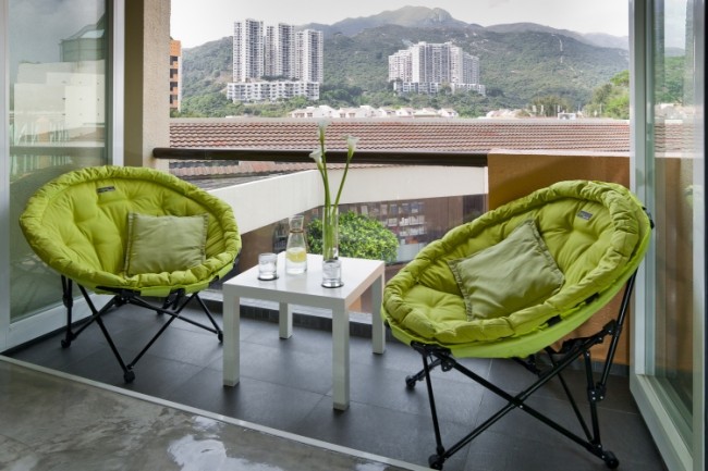 aménager-balcon-riquiqui-fauteuils-design-vert-table-blanc-laqué