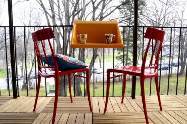 aménager-balcon-riquiqui-table-design-jaune-chaises-rouge-laqué