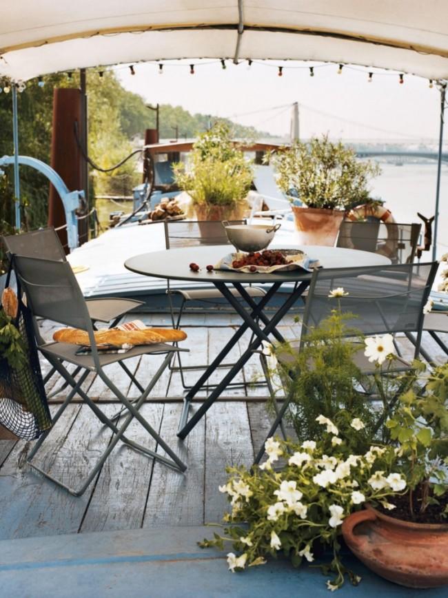 aménager-balcon-riquiqui-table-ronde-métallique-noire-chaises