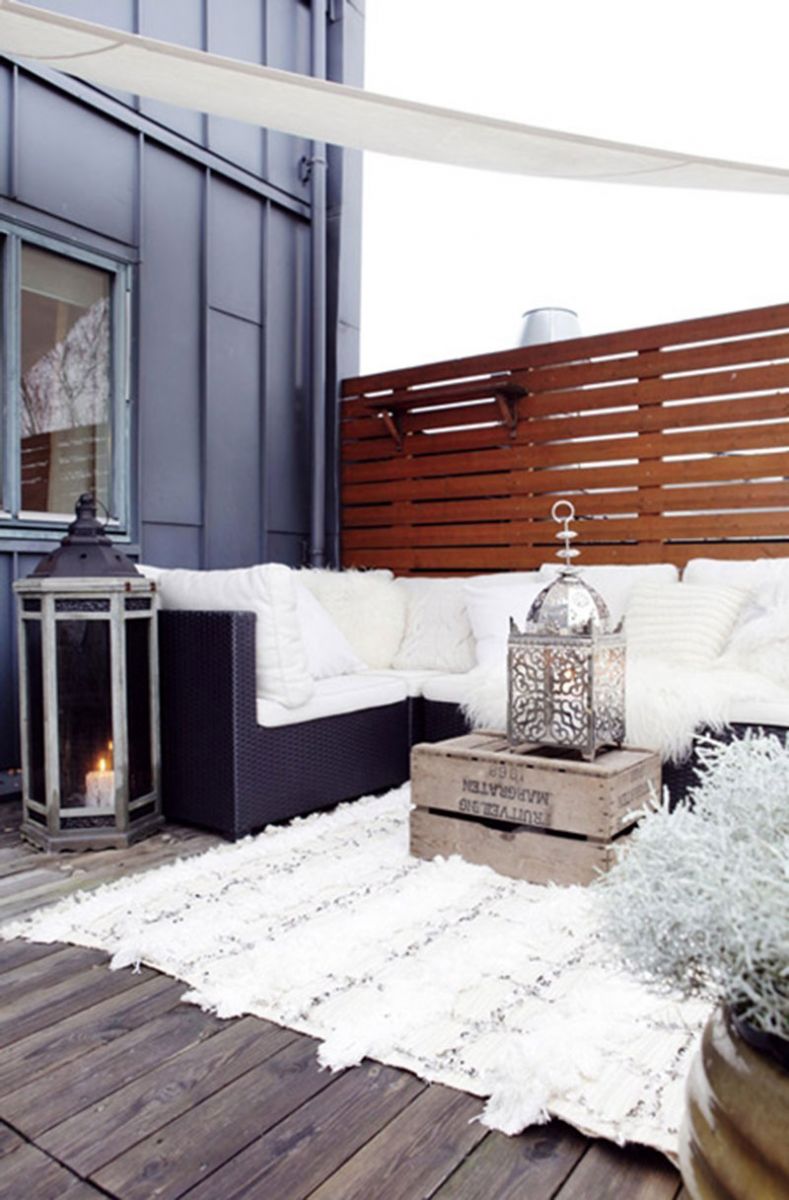 aménager-balcon-tapis-jardin-blanc-lanterne-orientale-métal