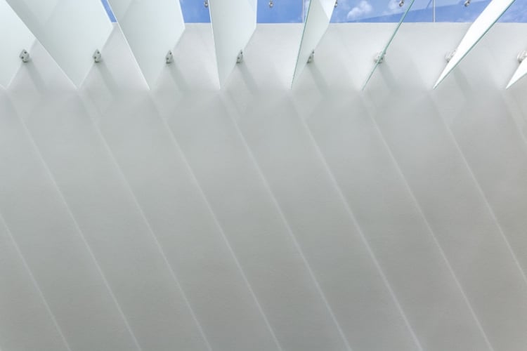 baies-coulissantes-plafond-design-blanc-neige