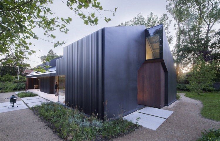 bardage noir -villa-privee-architecture-moderne-jardin-barbecue