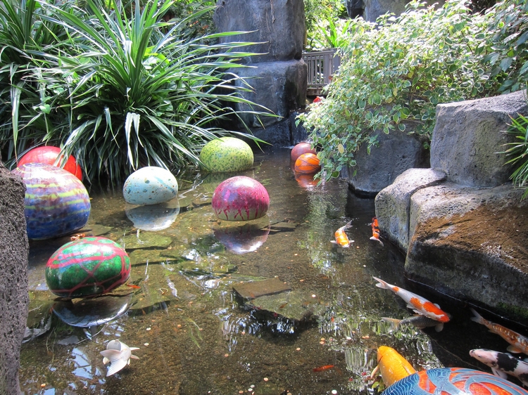 bassin-carpes-koi-moderne-décoré-sphères-multicolores-design