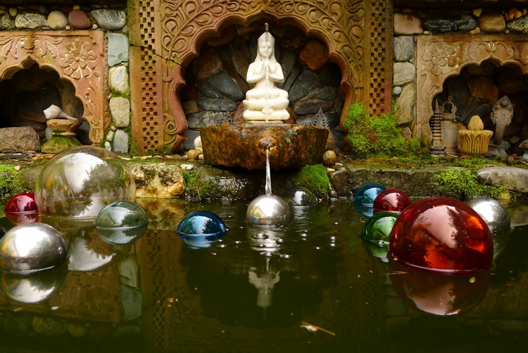 bassin-carpes-koi-sculpture-pierres-sphères-multicolores-verre