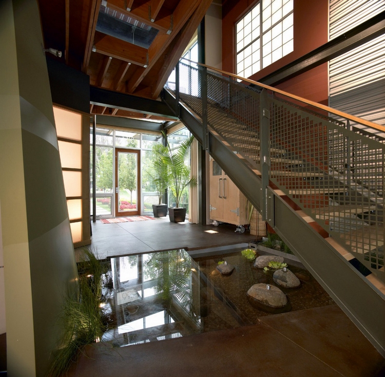 bassin-intérieur-moderne-au-dessous-marches-escalier-métal-bois