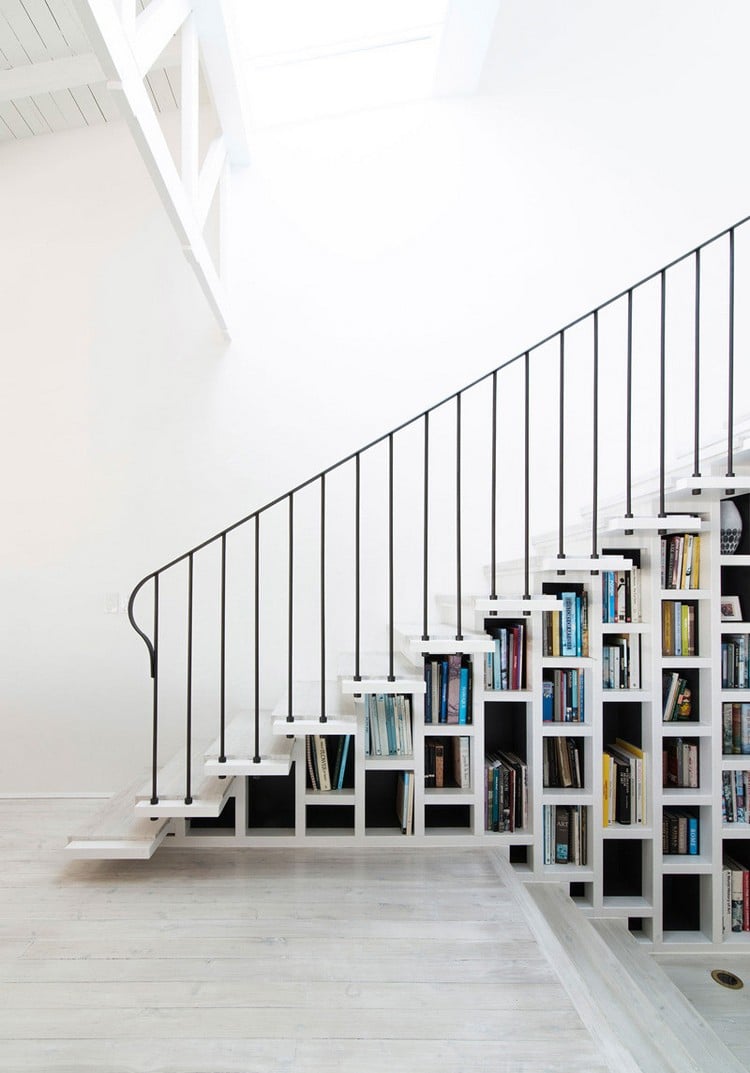 bibliothèque escalier -blanche-compartiments-livres