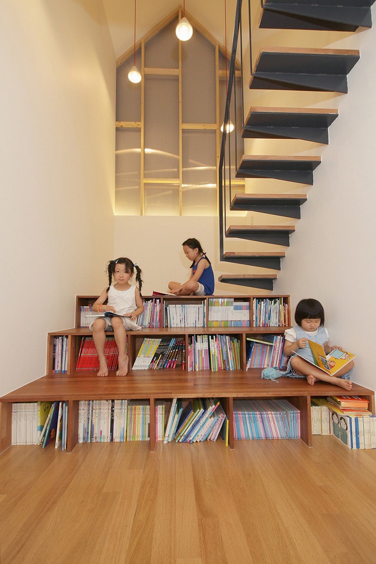 bibliothèque escalier -bois-deux-parties-escalier-suspendu-escalier-droit-rangements