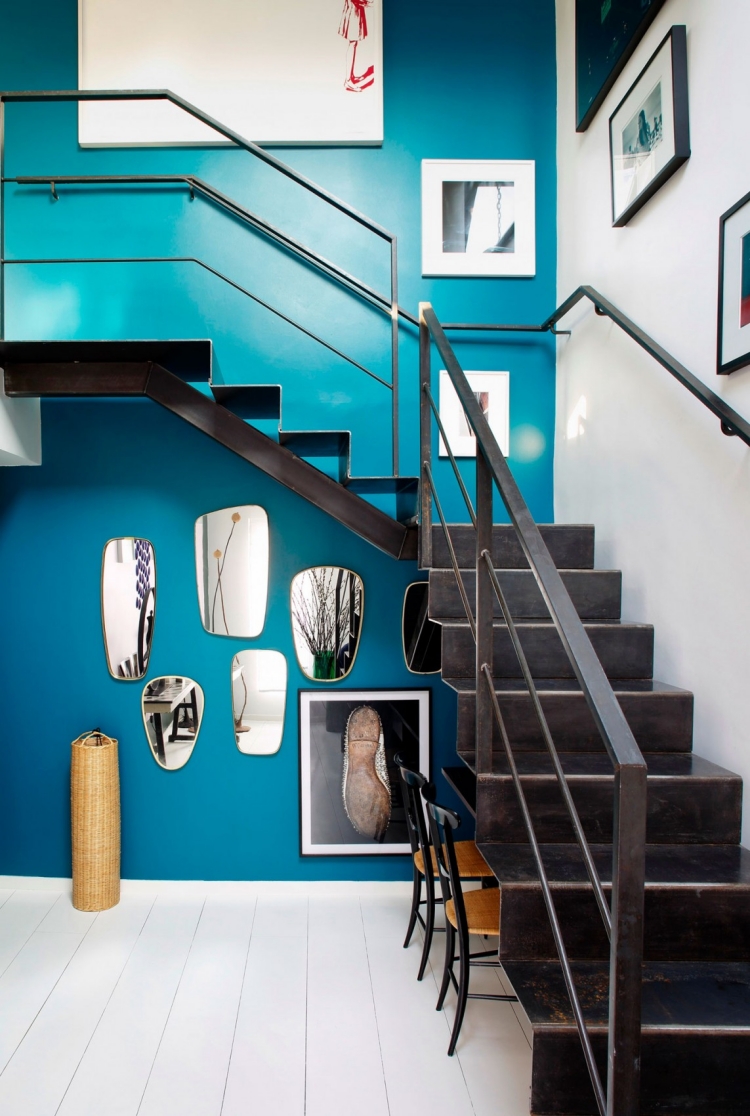 bleu –pétrole -peinture-murale-bleu-bondi-escalier-métal-noir