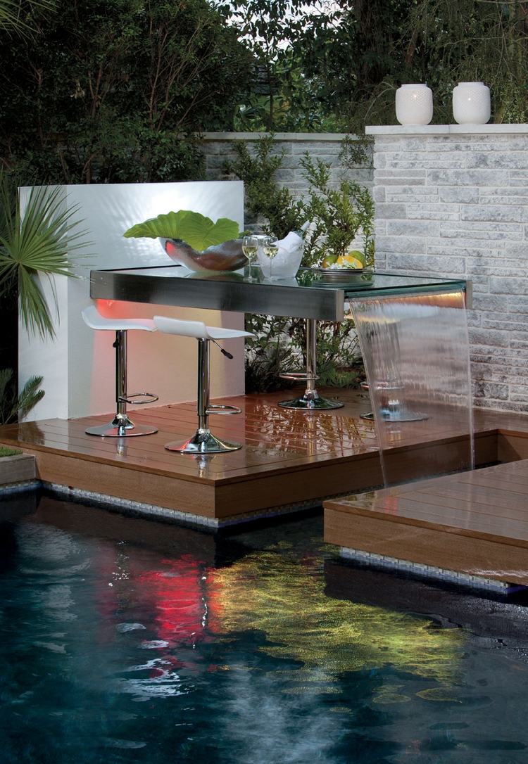 carpes-koi-bassin-poisson-moderne-cascade-table-terrasse-flottante