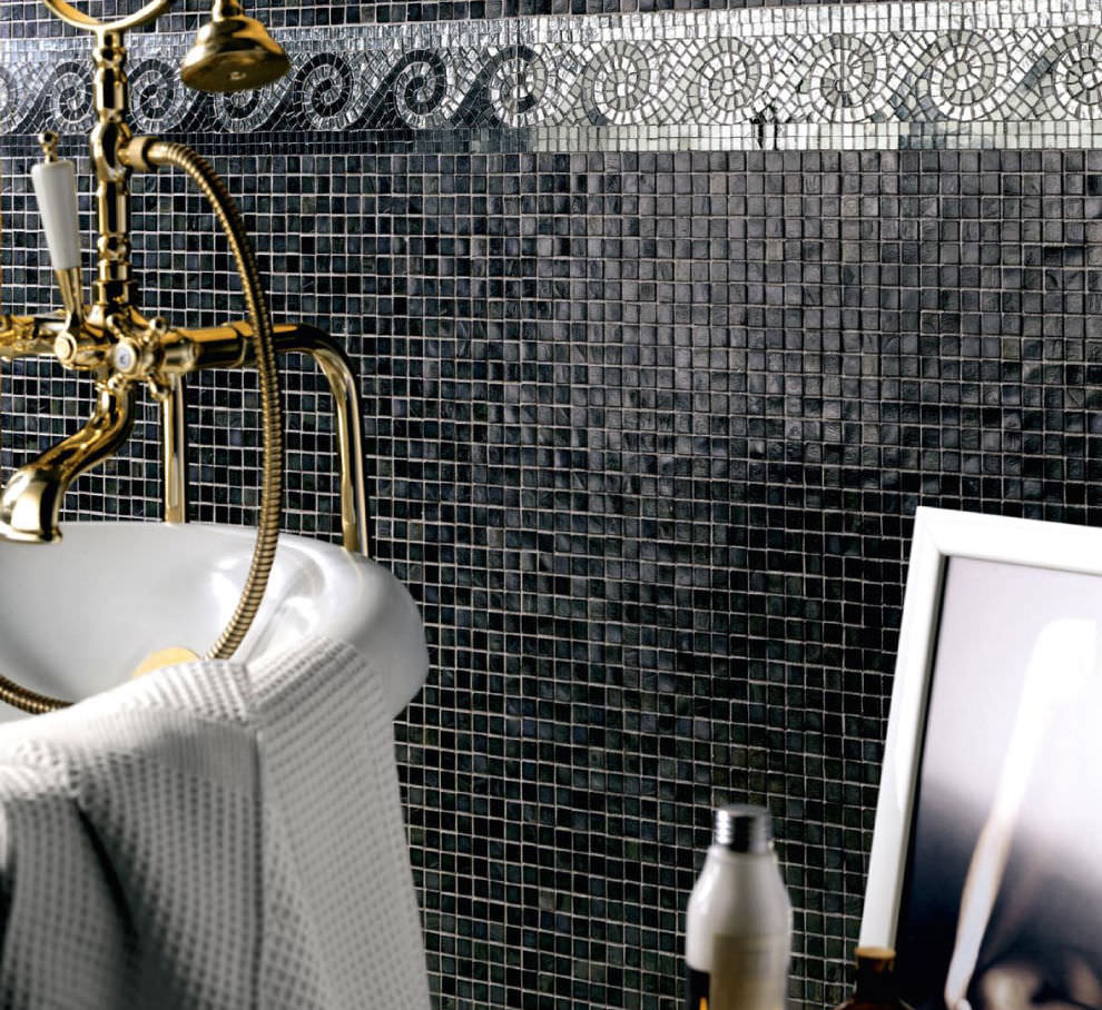 carrelage-mosaique-mural-noir-gris-perle-salle-bains-luxe-robinetterie-dorée