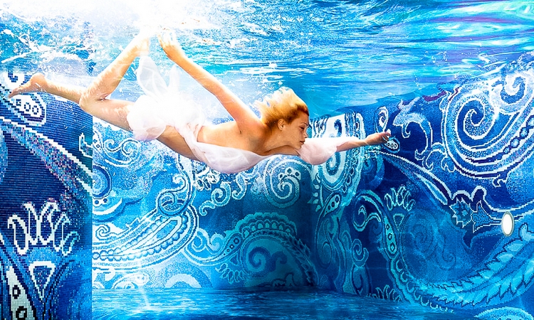 carrelage-mosaique-piscine-tesselles-bleu-éclectrique-bleu-marine-blanc
