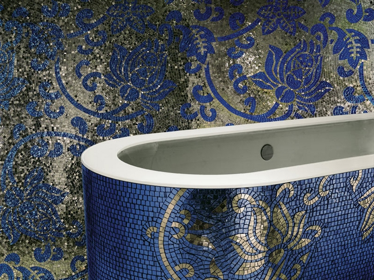 carrelage mosaïque mur et baignoire fleurs-arabesques-bleu-roi-fond-gris