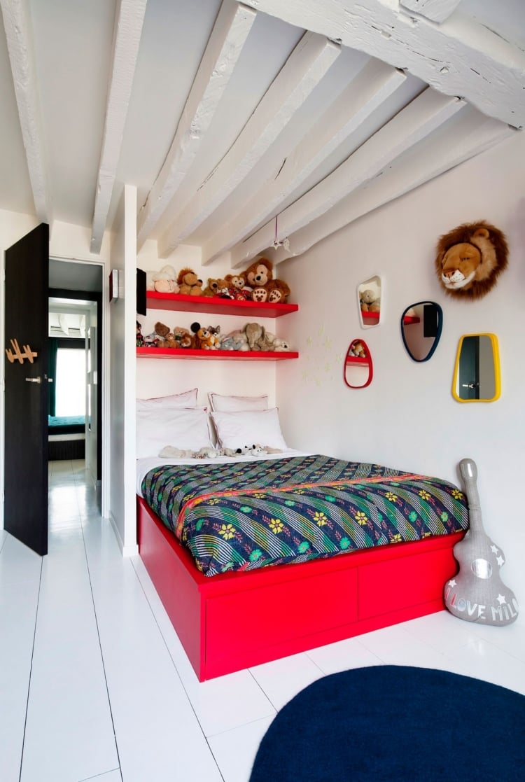 chambre-enfant-blanche-plafond-blanc-française-lit-rouge-étagères-rouges